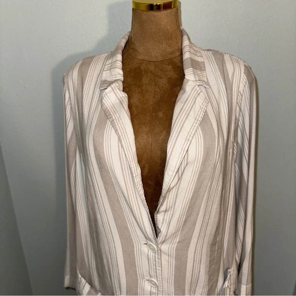 Torrid Size 3 3X Blazer, Beige White Striped, Soft Linen Blend Long Sleeve Lined